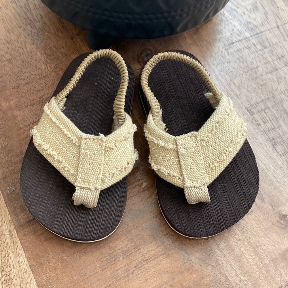 Wonder Nation Size 5/6 Flip Flops